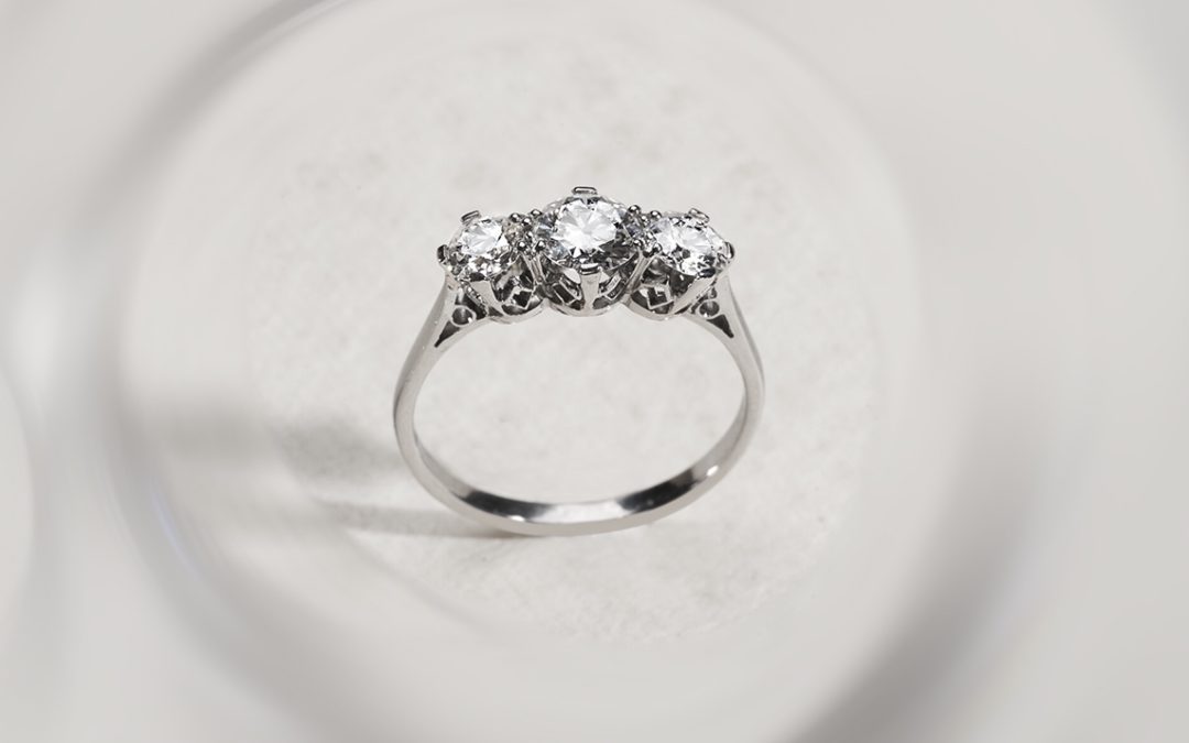 Bague Art déco Modèle trilogie, diamants et platine