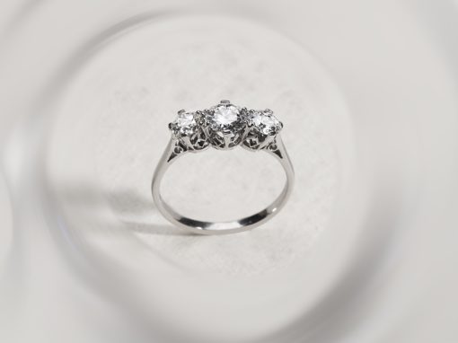 Bague Art déco Modèle trilogie, diamants et platine