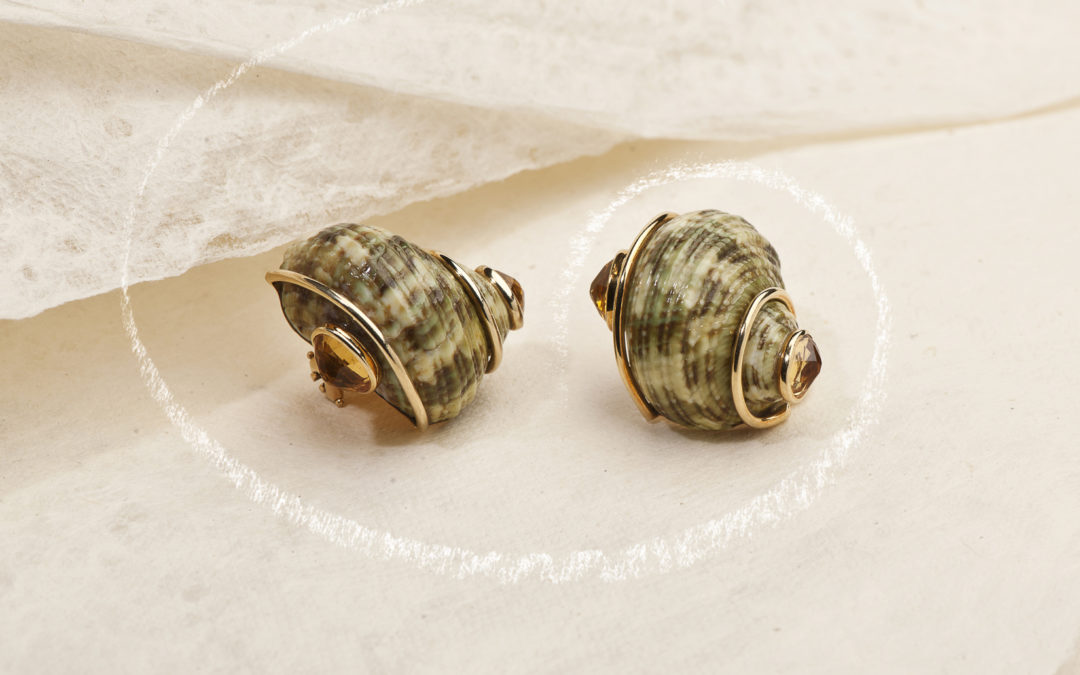 Boucles d’oreilles Seaman Schepps or, saphirs jaunes et coquillage