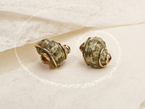 Boucles d’oreilles Seaman Schepps or, saphirs jaunes et coquillage