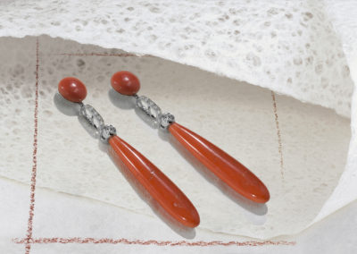 Boucles d’oreilles Art déco en platine, corail et diamants