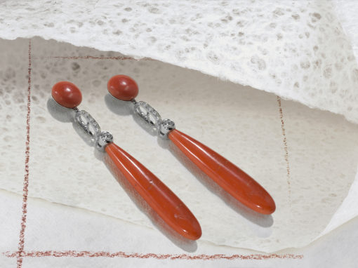 Boucles d’oreilles Art déco en platine, corail et diamants