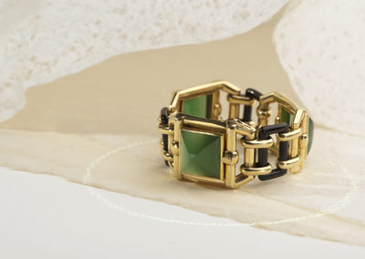 Bracelet époque 1930 en or jaune, onyx et chrysoprase