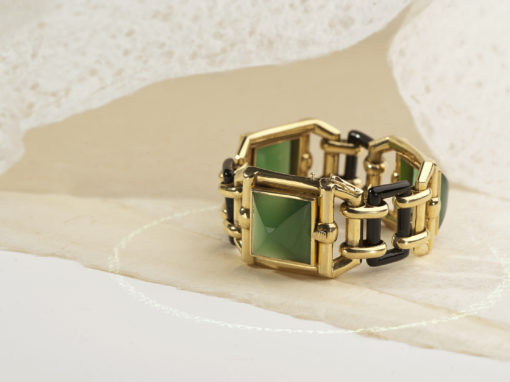 Bracelet époque 1930 en or jaune, onyx et chrysoprase