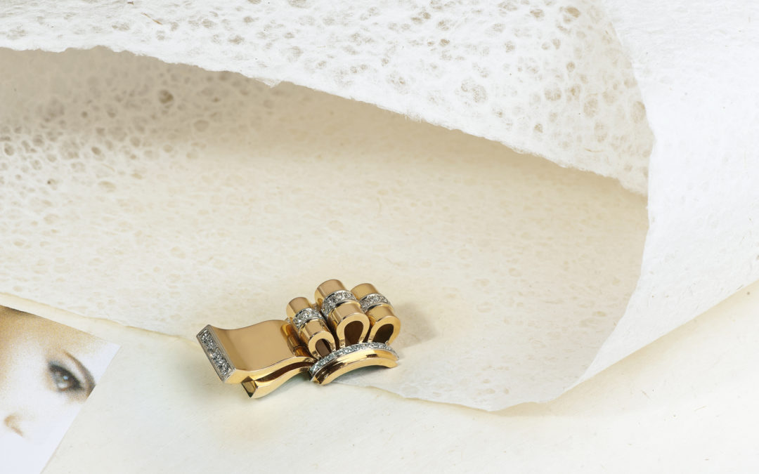 Broche clip de revers époque 1940 en or, platine et diamants