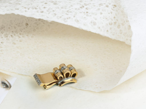 Broche clip de revers époque 1940 en or, platine et diamants