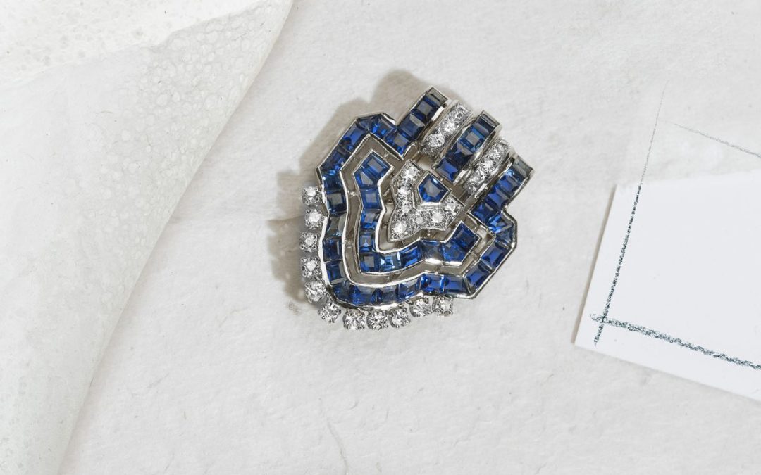 Broche clip écusson époque 1930 platine, diamants et saphirs