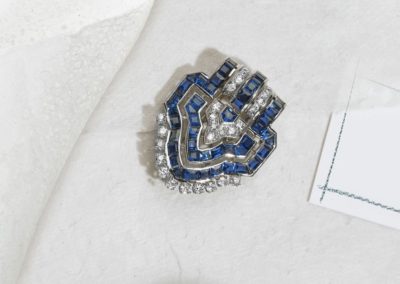 Broche clip écusson époque 1930 platine, diamants et saphirs