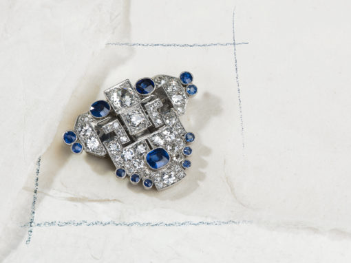 Clip de revers Art déco platine, saphirs et diamants