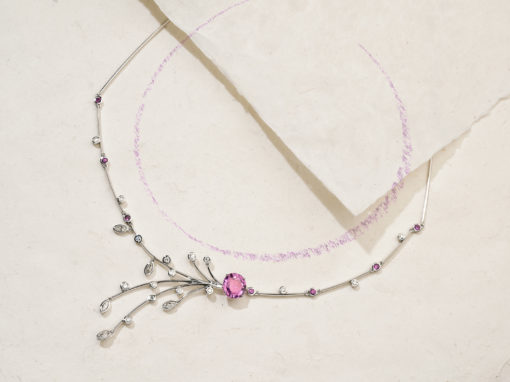 Collier époque contemporaine or gris, saphir rose et diamants