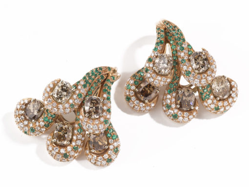 Boucles d’oreilles or, diamants et émeraudes