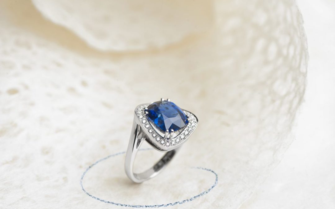Bague époque contemporaine avec saphir naturel