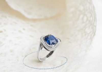 Bague époque contemporaine avec saphir naturel