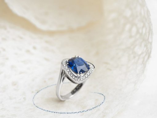 Bague époque contemporaine avec saphir naturel