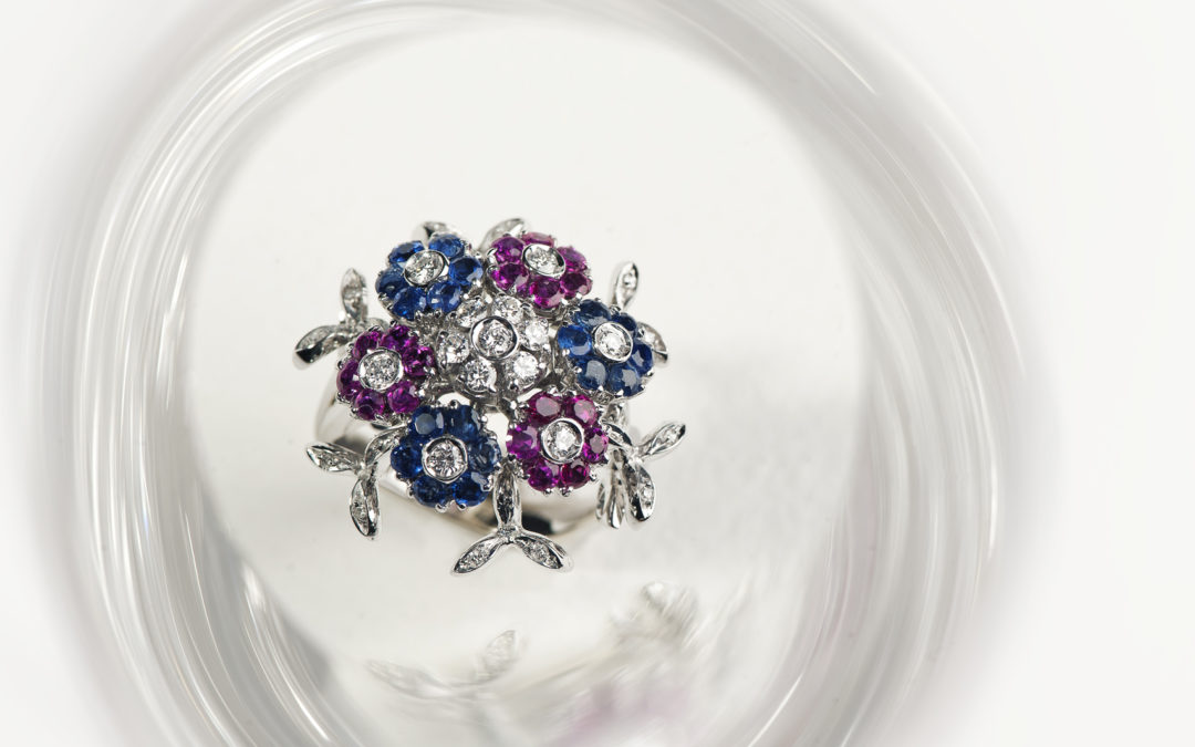 Bague Cartier trembleuse diamants, saphirs et rubis
