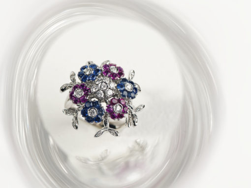 Bague Cartier trembleuse diamants, saphirs et rubis